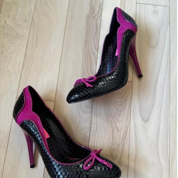 Striking Betsey Johnson pumps in black faux snakeskin - Picture 5 of 8